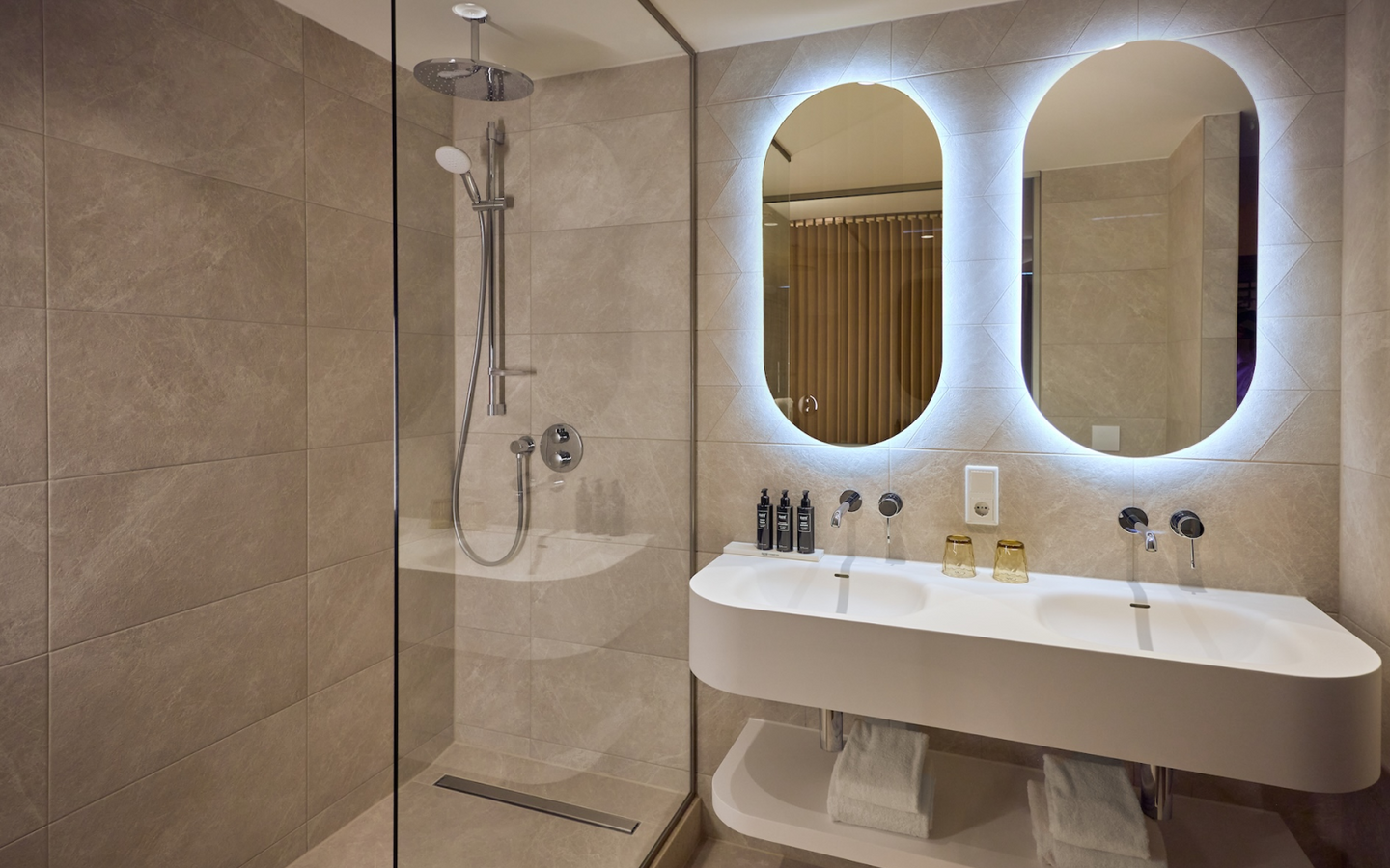 WestCord Hotel Eindhoven | Overnachting in een kamer met XL Bubbelbad | incl. 3-gangendiner - afbeelding 3