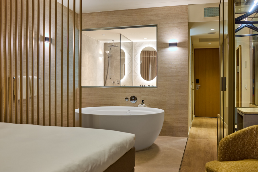 WestCord Hotel Eindhoven | Overnachting in een kamer met XL Bubbelbad | incl. 3-gangendiner - afbeelding 1