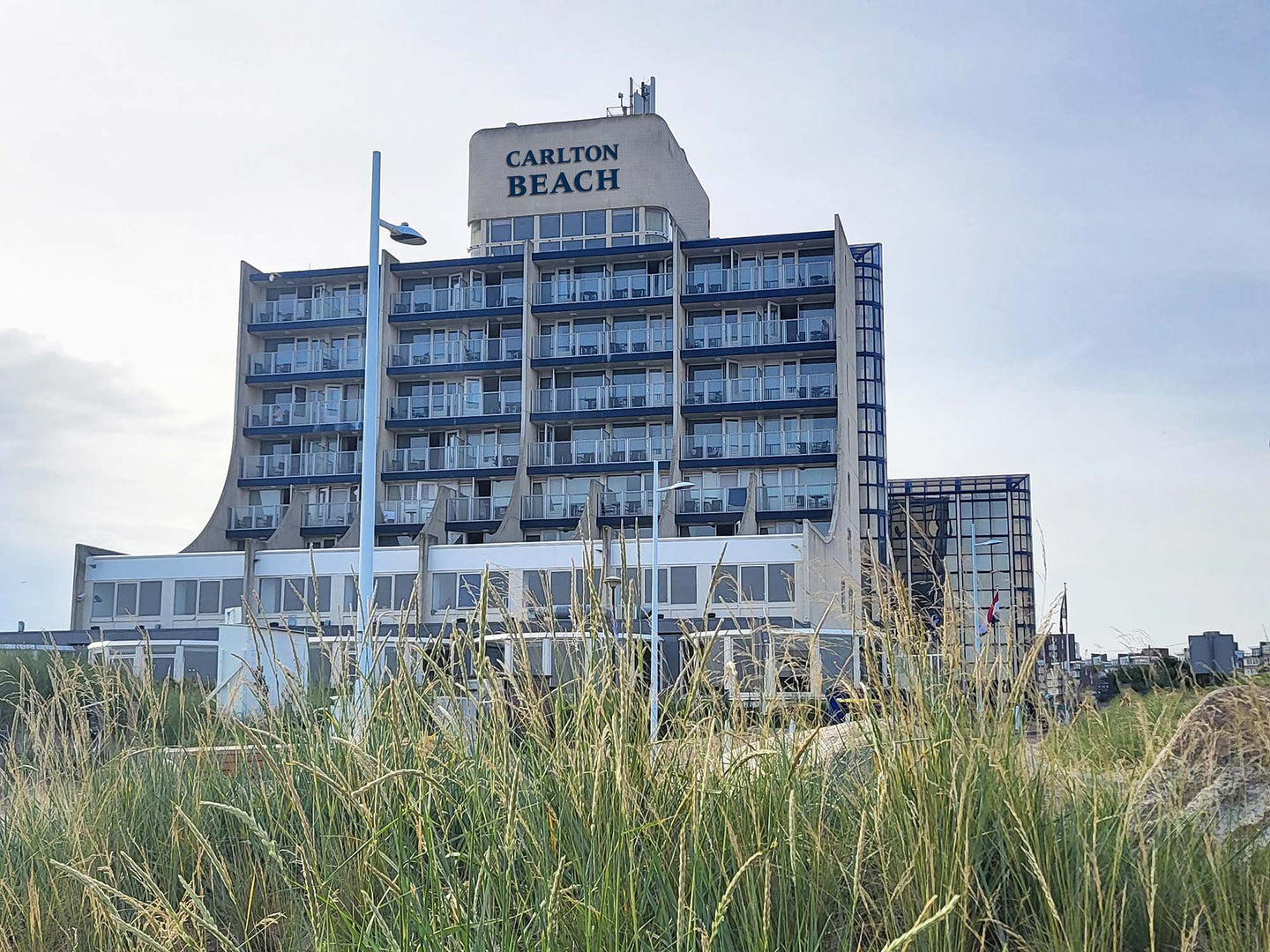 Carlton Beach | Uitwaaien aan de kust vanuit een sfeervol 4*-hotel - afbeelding 2
