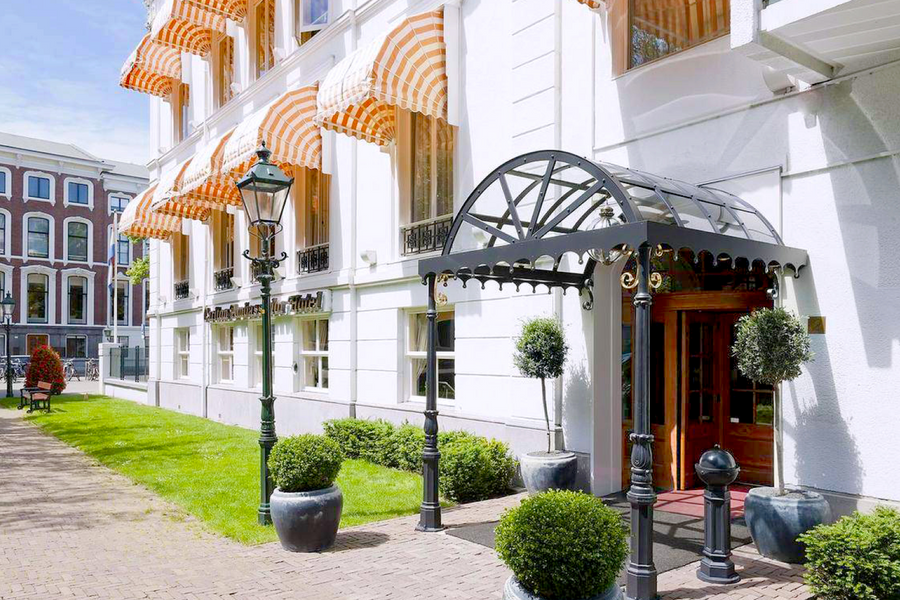Carlton Ambassador | Een stijlvol verblijf tussen stad en strand in een prachtig boutique hotel - afbeelding 1