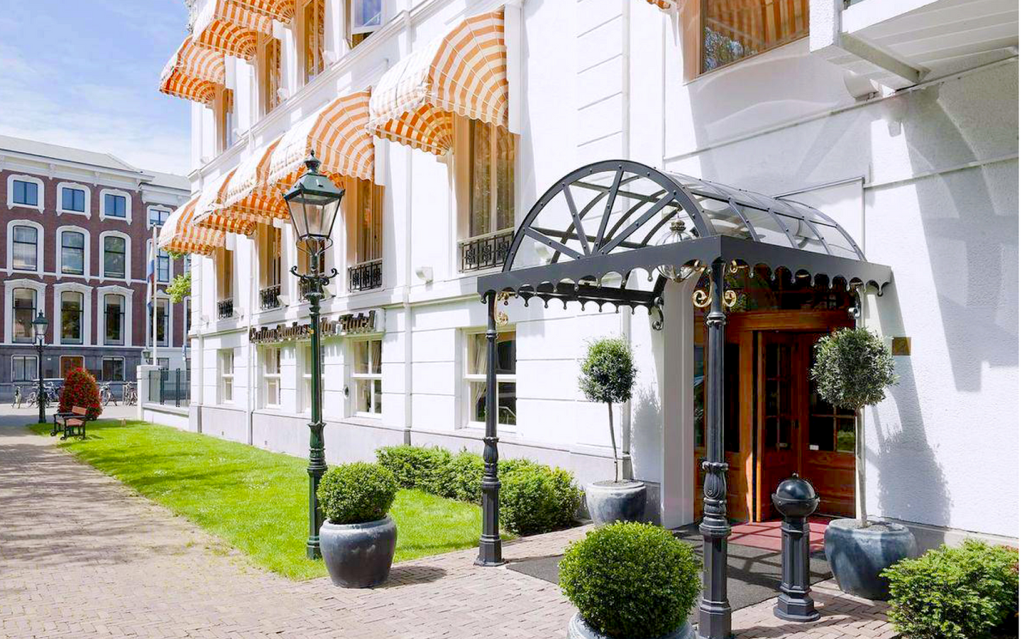 Carlton Ambassador | Een stijlvol verblijf tussen stad en strand in een prachtig boutique hotel - afbeelding 1