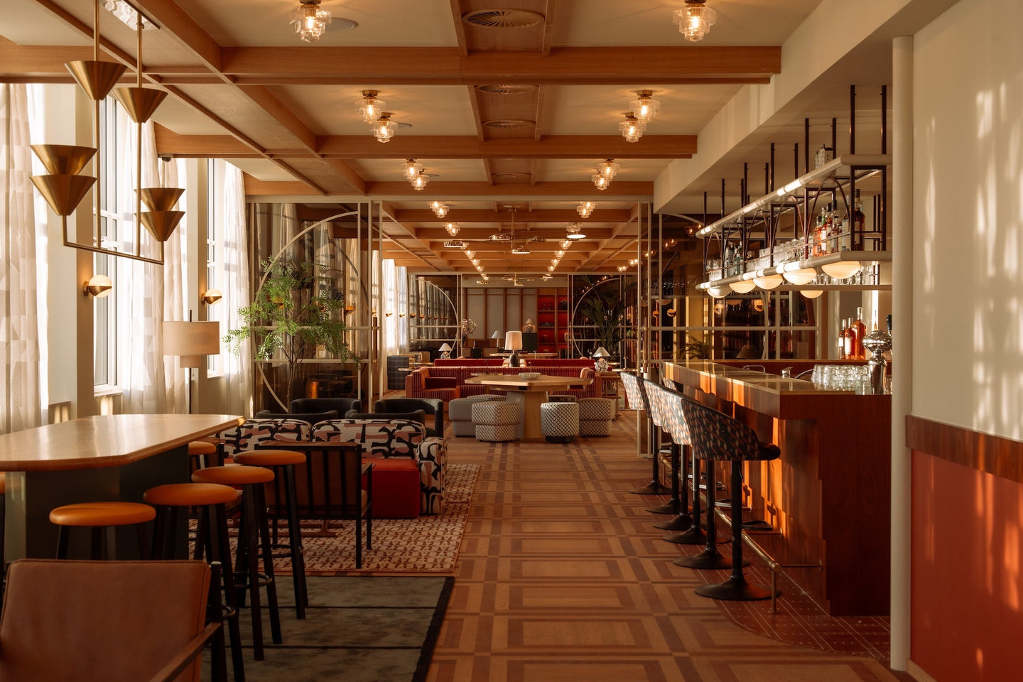 Hotel De Plesman | Geniet van een culinaire overnachting in voormalig KLM-hoofdkantoor | incl. 3-gangendiner - afbeelding 2